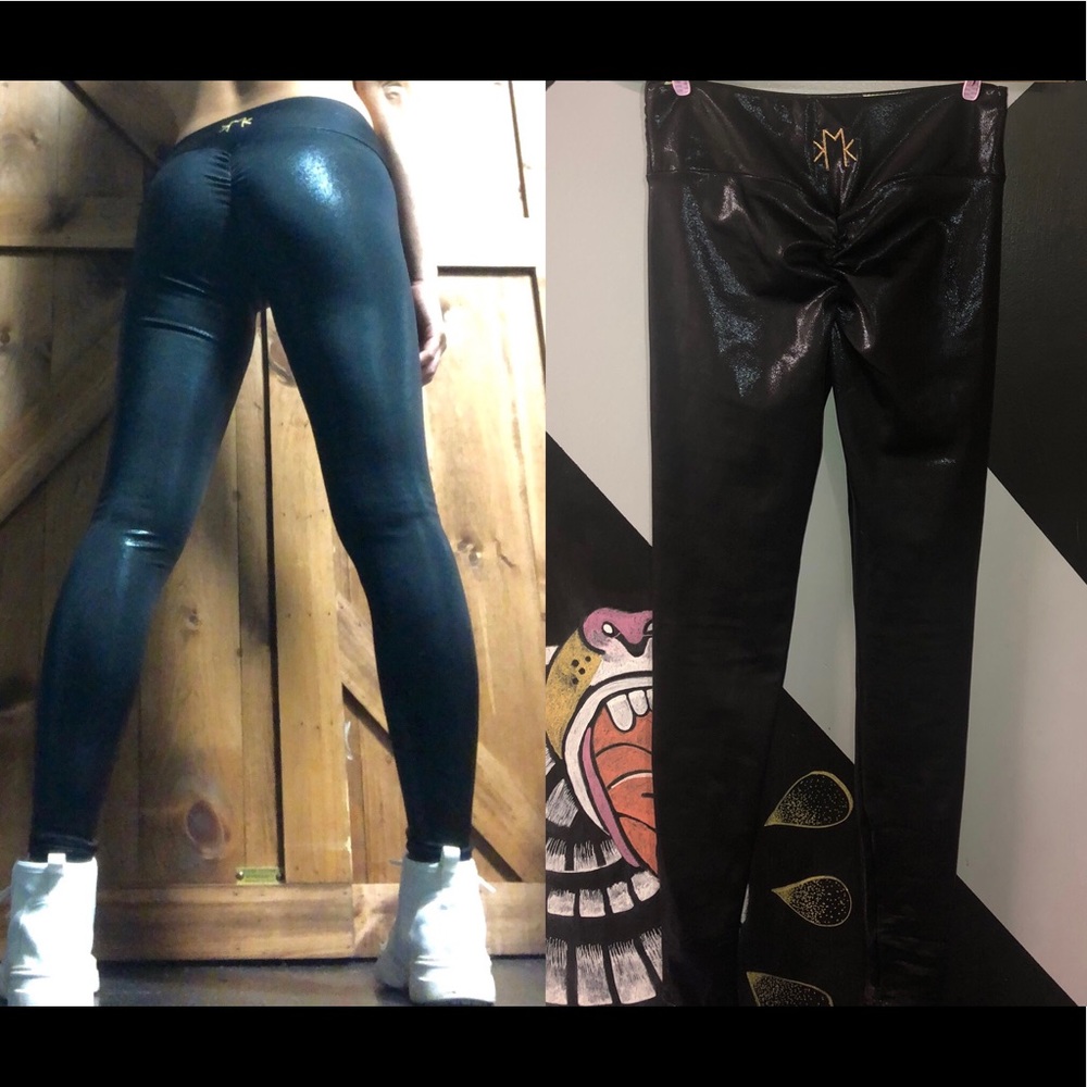 KUPMYKAKEZ WET LOOK SCRUNCHBUTT LEGGINGS. Size XS
